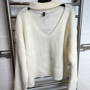 WHITE KNIT TOP WITH CHOKER NECK
